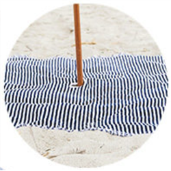 Toalla esterilla grande de playa con agujero para colocar la sombrilla. Toallas promocionales de sol y playa · Merchandising promocional de Toallas y esterillas · Koala Rojo