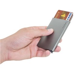 Tarjetero RFID de aluminio con botón para extraer las tarjetas. Ejemplo de uso · KoalaRojo, Artículo promocional y personalizado