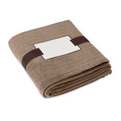 Manta polar de suave vellón rayado marrón kaki envuelta en una cinta y con tarjeta de regalo