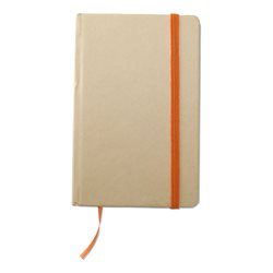 Cuaderno A6 con banda elástica naranja y tapa rígida en material reciclado